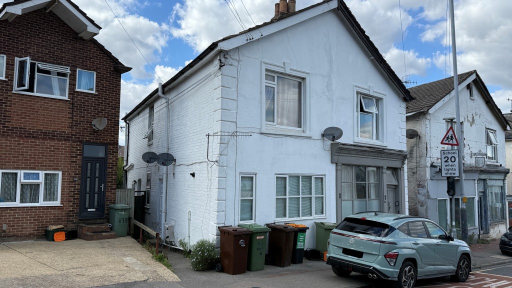Lot: 4 - FREEHOLD GROUND RENTS - Semi-detached block of flats